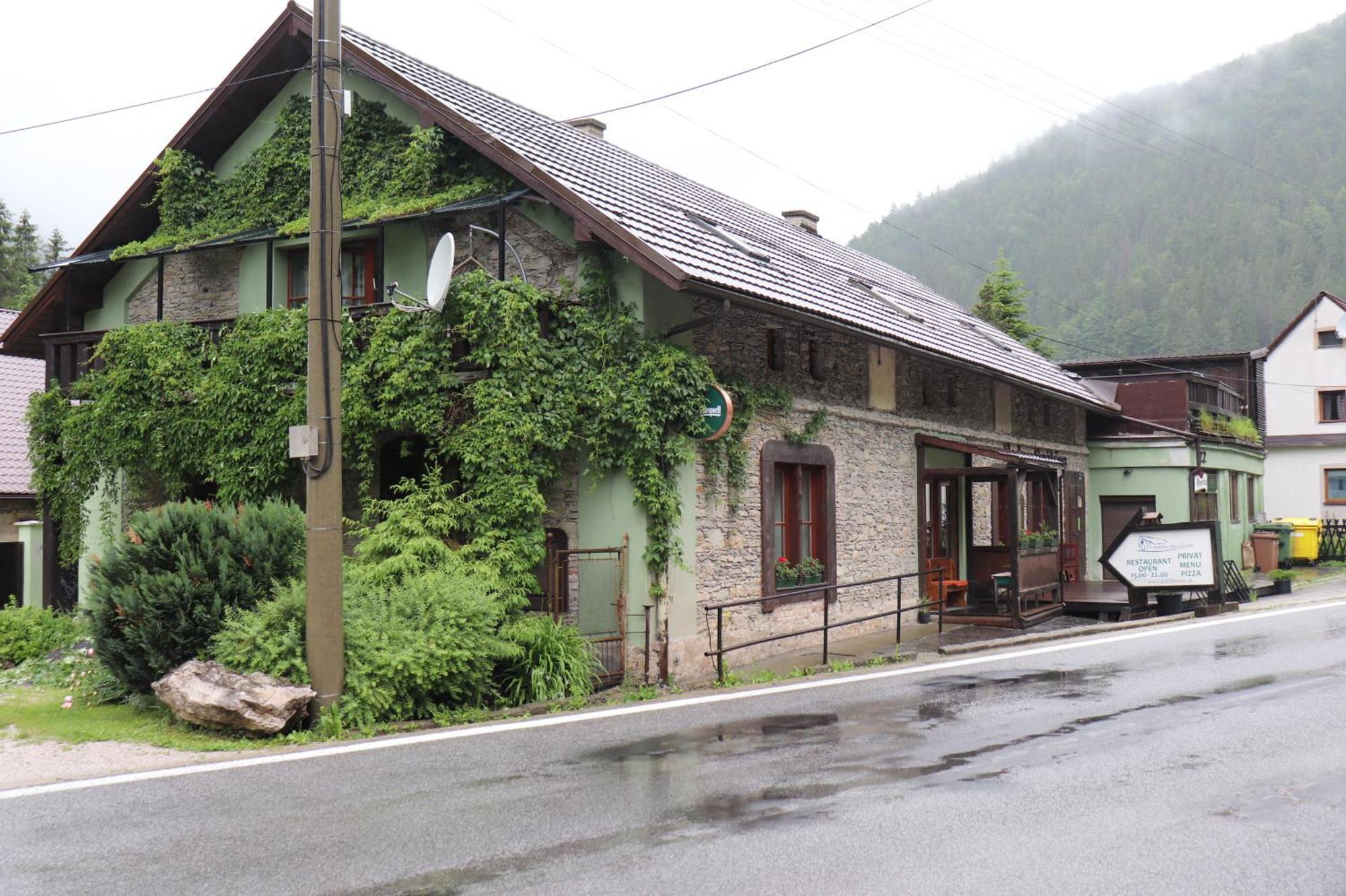 Hostinec Stara Krcma Stratená エクステリア 写真